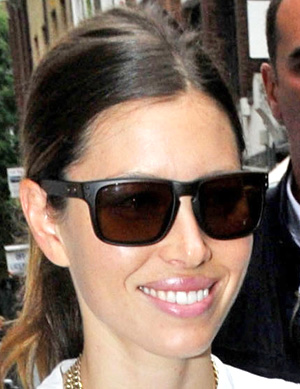 Jessica Biel w Oakley Holbrook